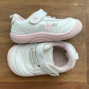 Pink and white Stride Right 360 shoes
